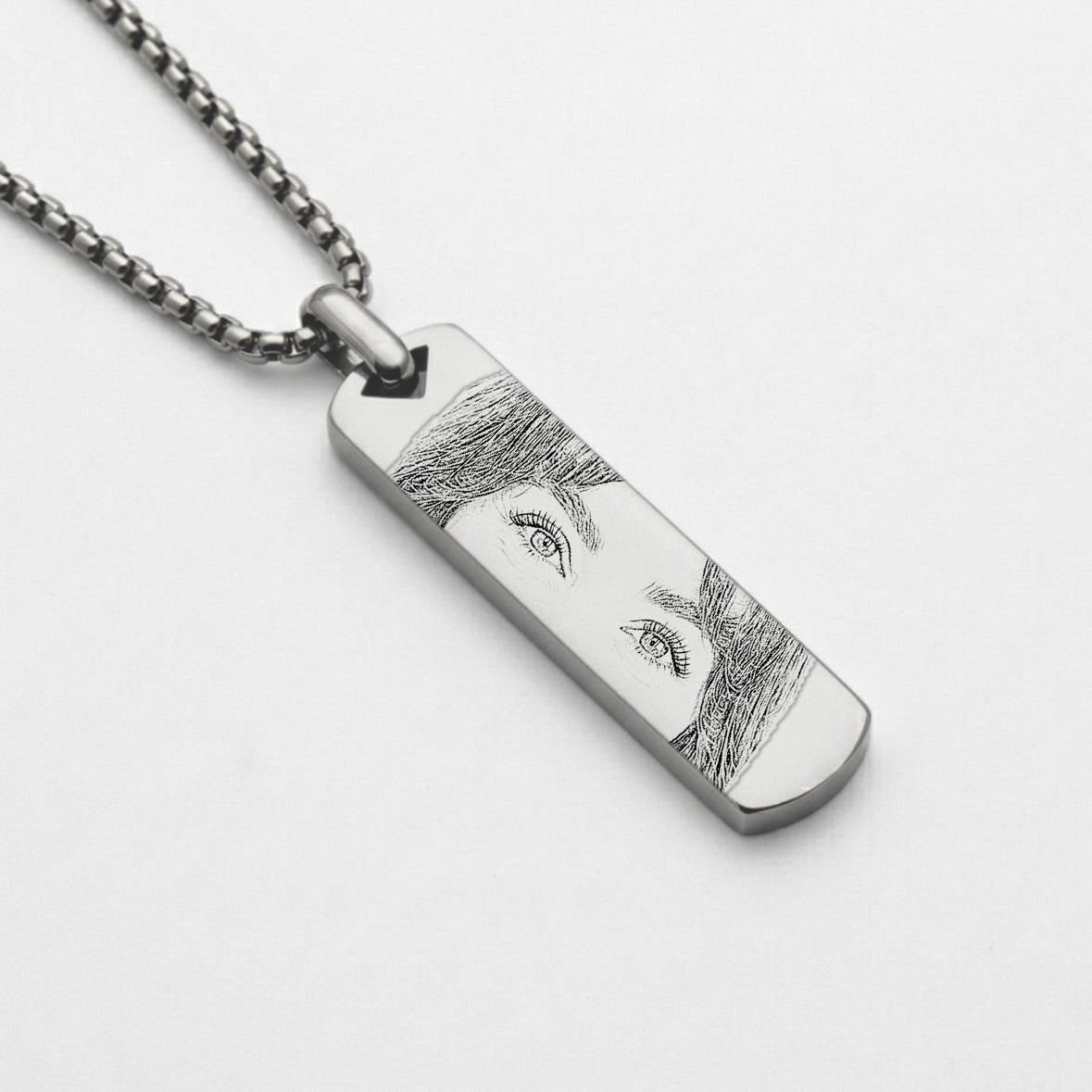 Colar barra prateado com gravação de olhar em estilo desenho personalizada