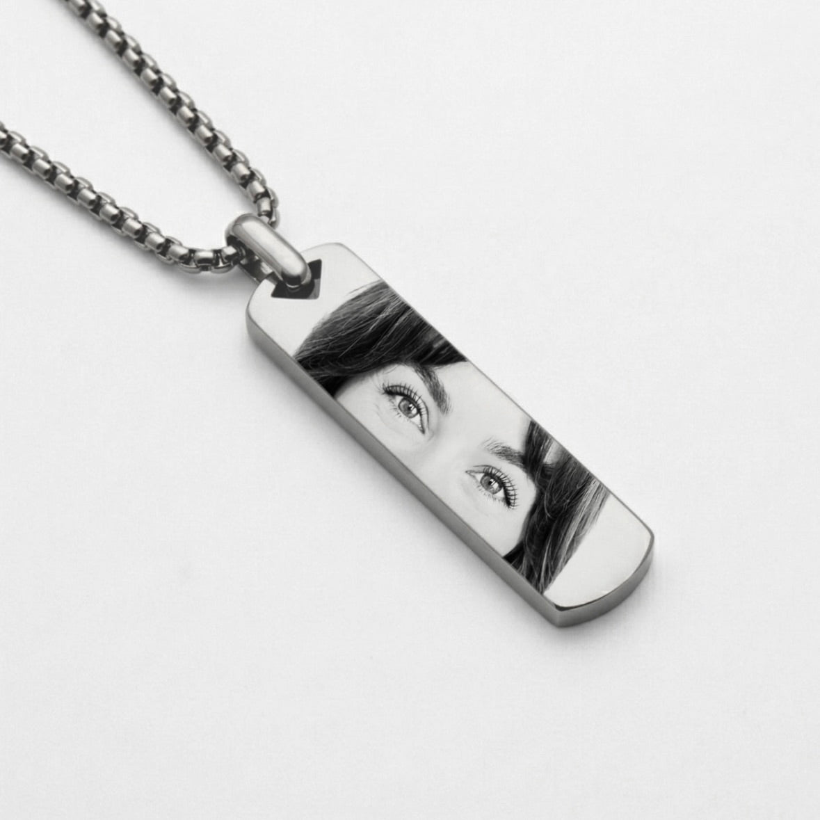 Colar barra prateado com gravação de fotografia do olhar personalizada