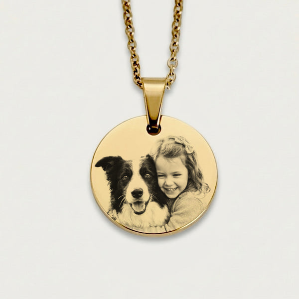 Colar círculo dourado com gravação de fotografia personalizada em aço inox