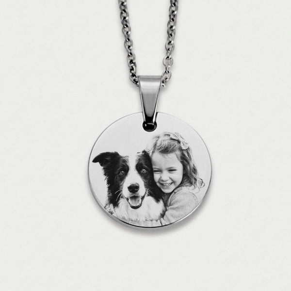 Colar círculo prateado com gravação de fotografia personalizada