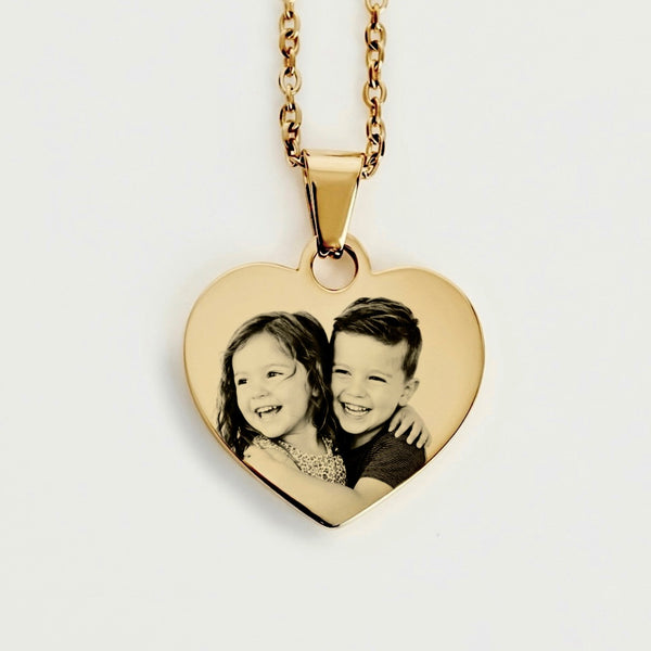Colar coração dourado com gravação de fotografia personalizada