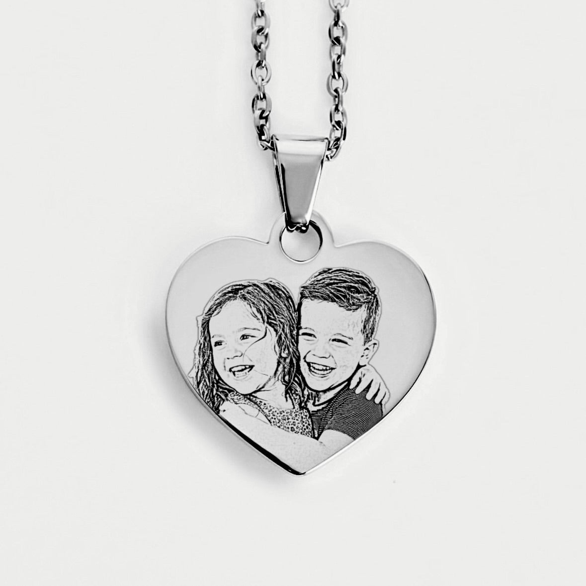 Colar coração prateado com gravação de fotografia em estilo desenho personalizada