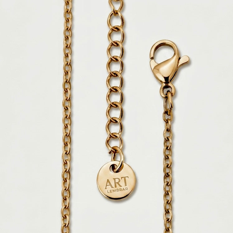 Detalhe do fecho e da tag Art Lembrar do colar vertical dourado