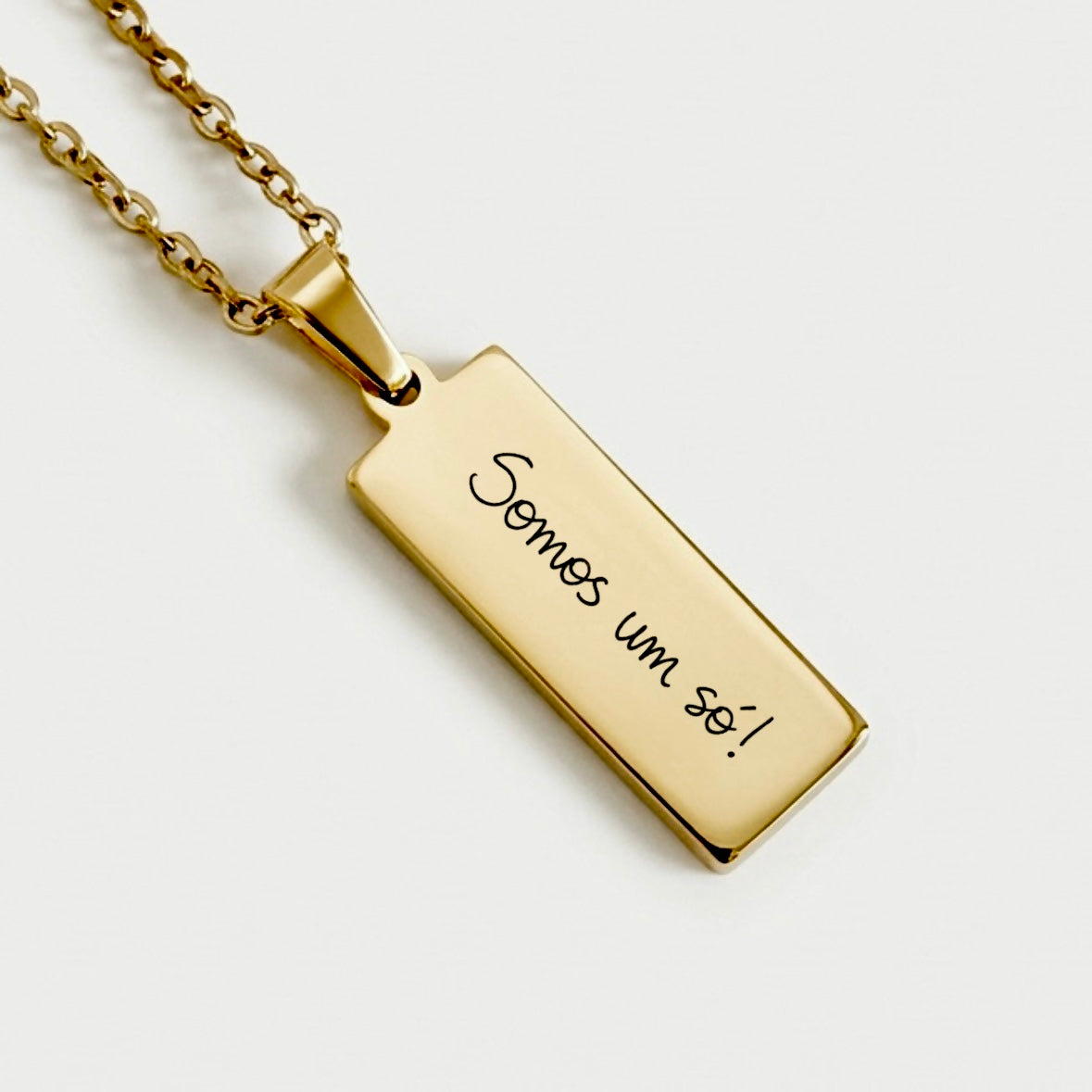 Colar vertical dourado com gravação de texto manuscrito personalizada