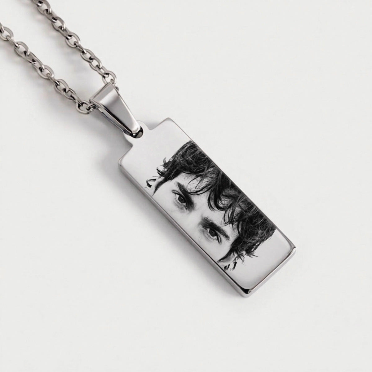 Colar vertical prateado com gravação de fotografia do olhar personalizada