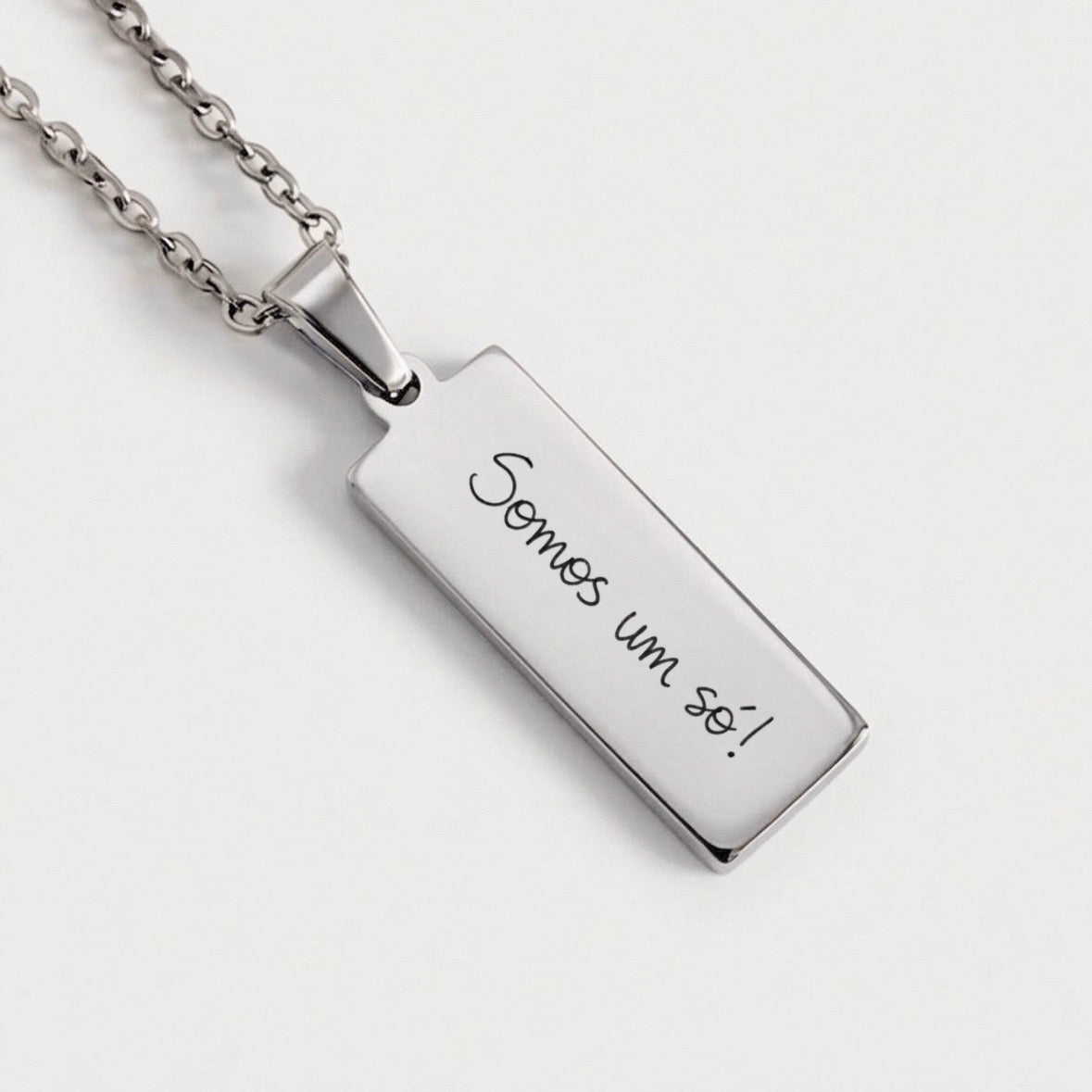 Colar vertical prateado com gravação de texto manuscrito personalizada