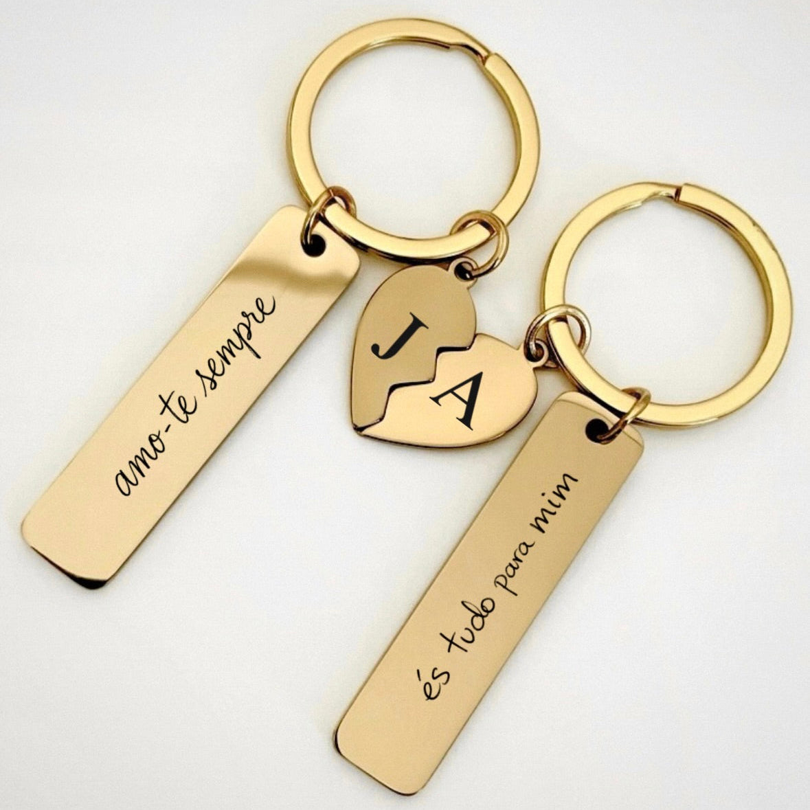 Conjunto de 2 porta-chaves dourados com gravação manuscrita e iniciais personalizadas