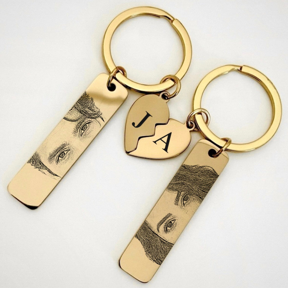 Conjunto de 2 porta-chaves dourados com olhar estilo desenho e iniciais personalizadas