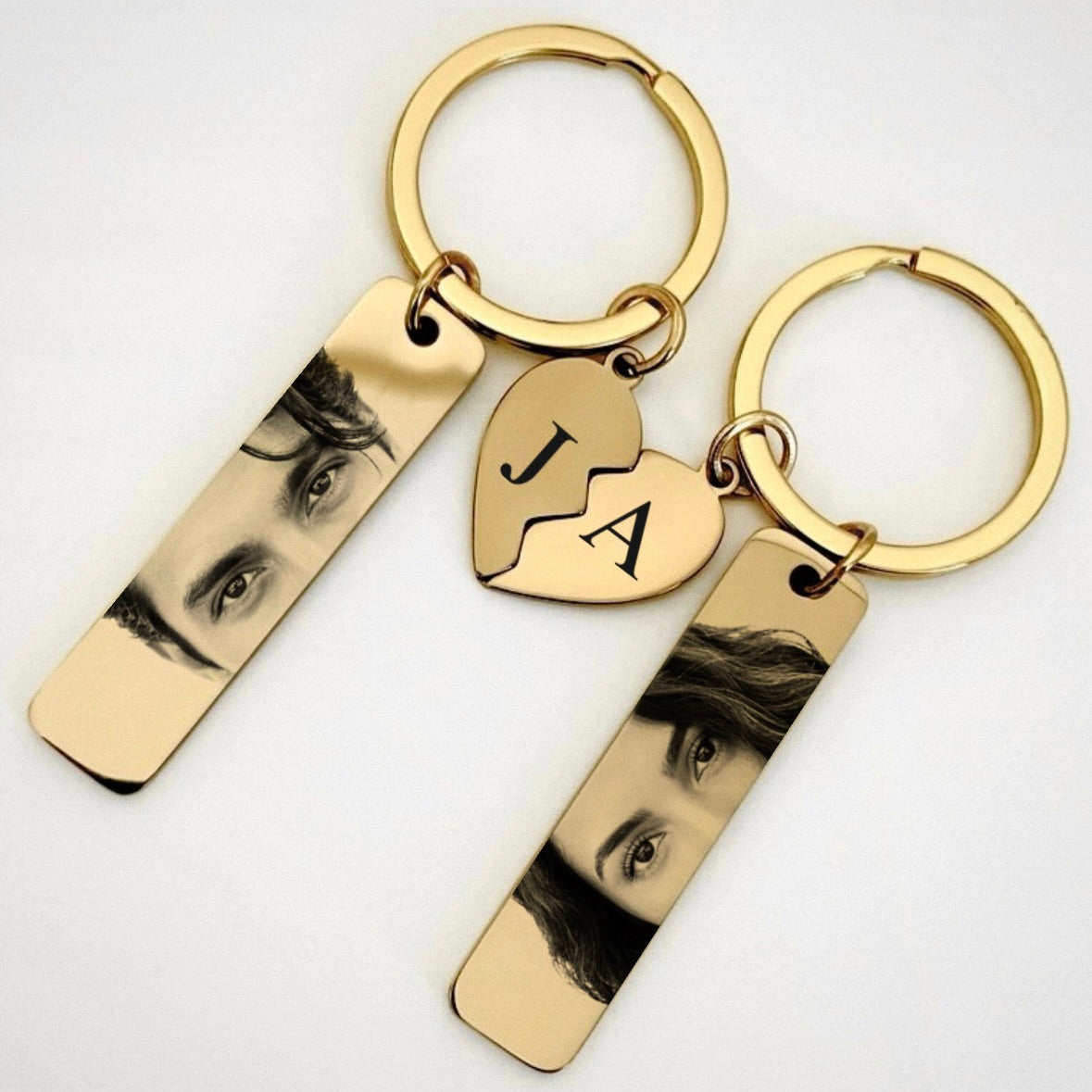Conjunto de 2 porta-chaves dourados com olhar e iniciais personalizadas