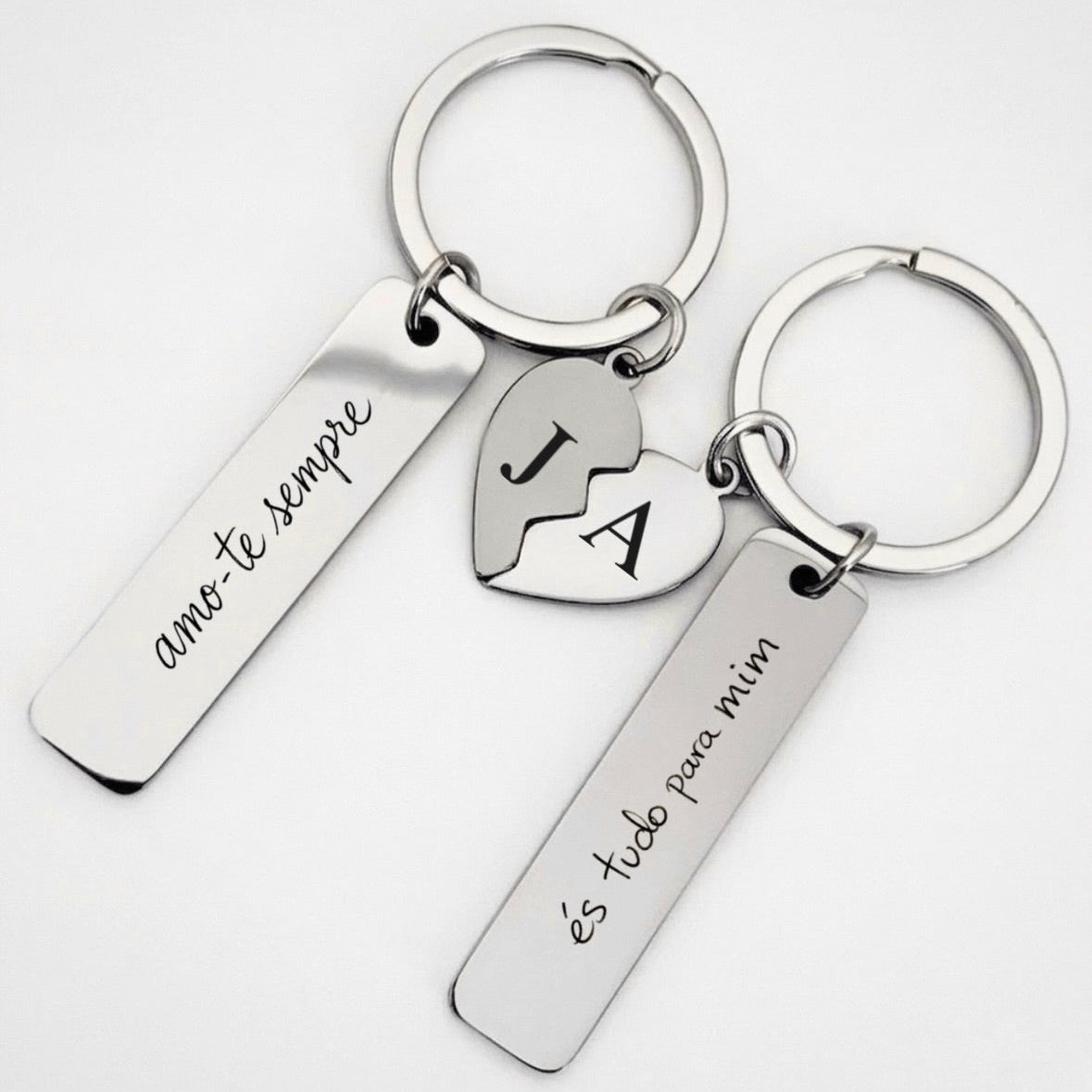 Conjunto de 2 porta-chaves prateados com gravação manuscrita e iniciais personalizadas