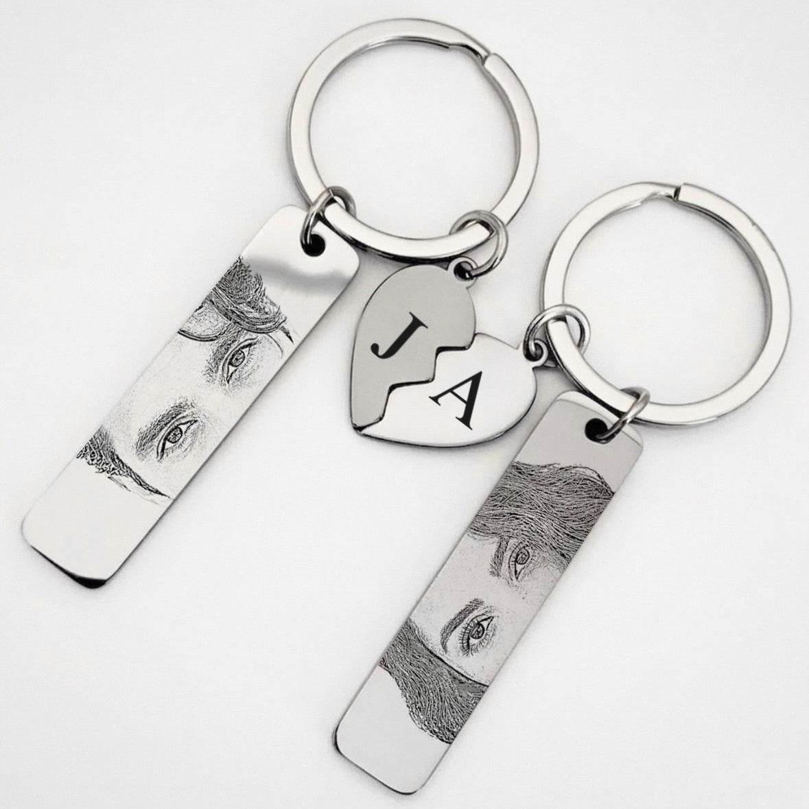 Conjunto de 2 porta-chaves prateados com olhar estilo desenho e iniciais personalizado