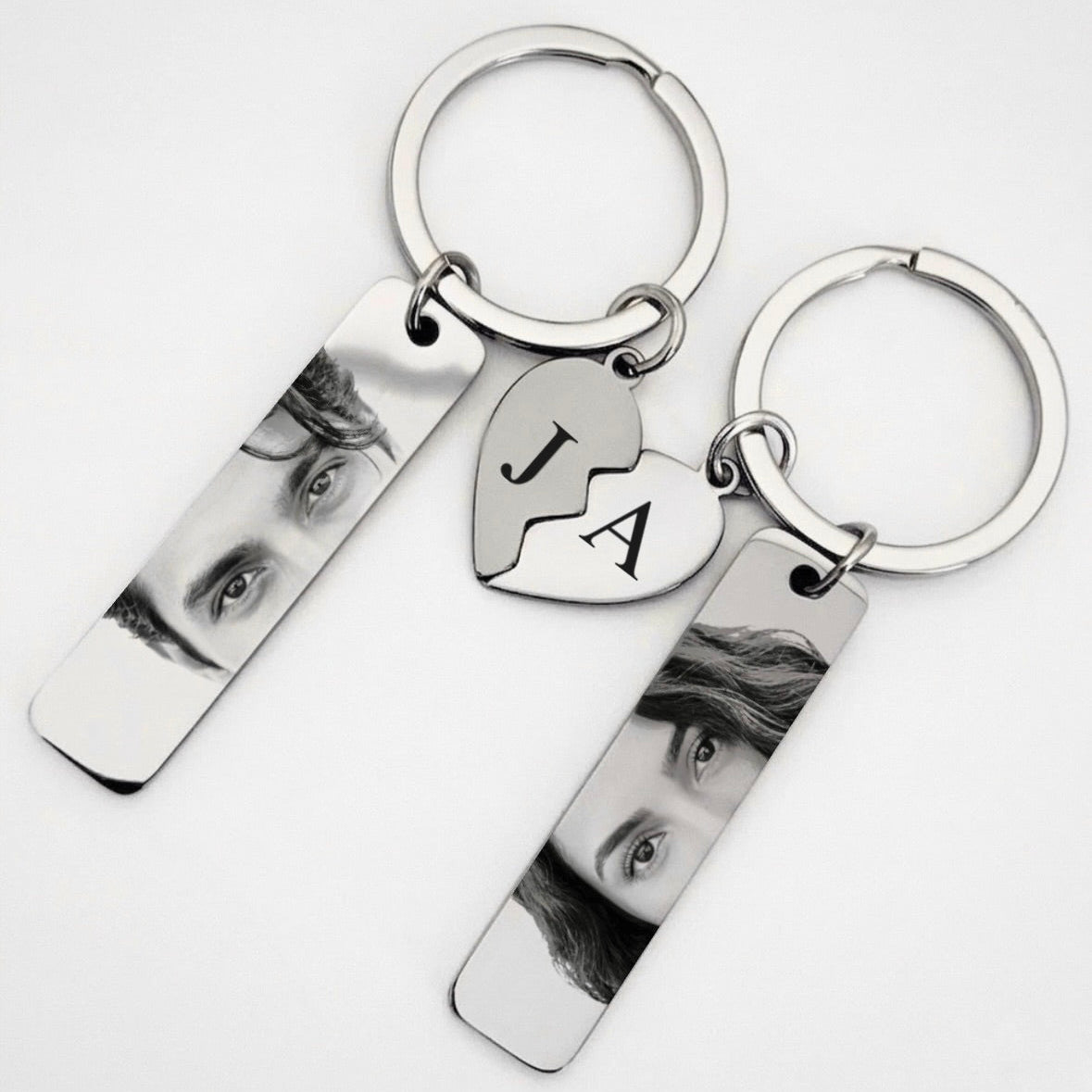Conjunto de 2 porta-chaves prateados com olhar e iniciais personalizado