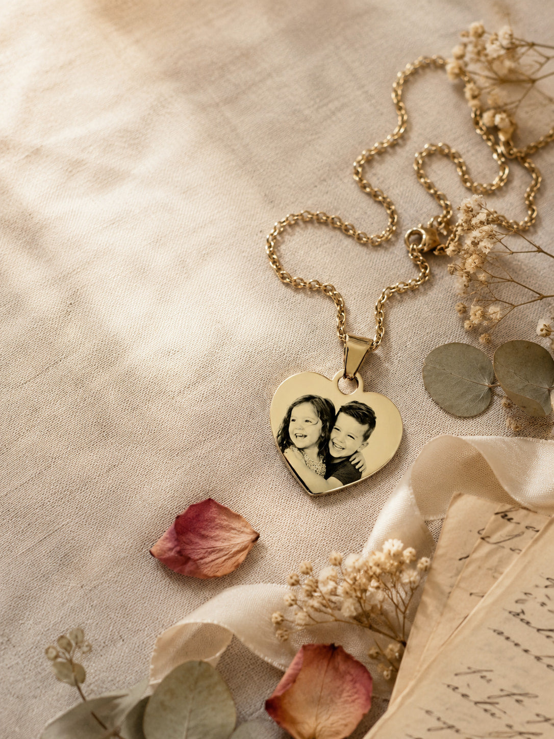 Colar coração personalizado com foto gravada em aço inox dourado
