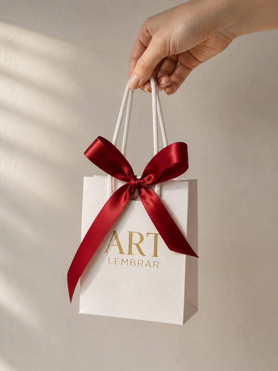 Saco de presente Art Lembrar branco com laço vermelho e pegas brancas