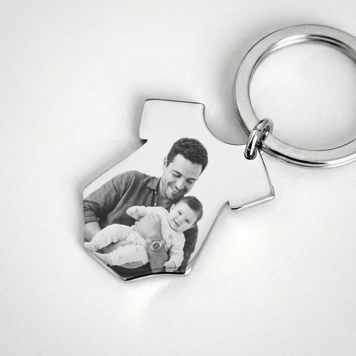 Porta chaves bebé prateado com gravação de fotografia personalizada