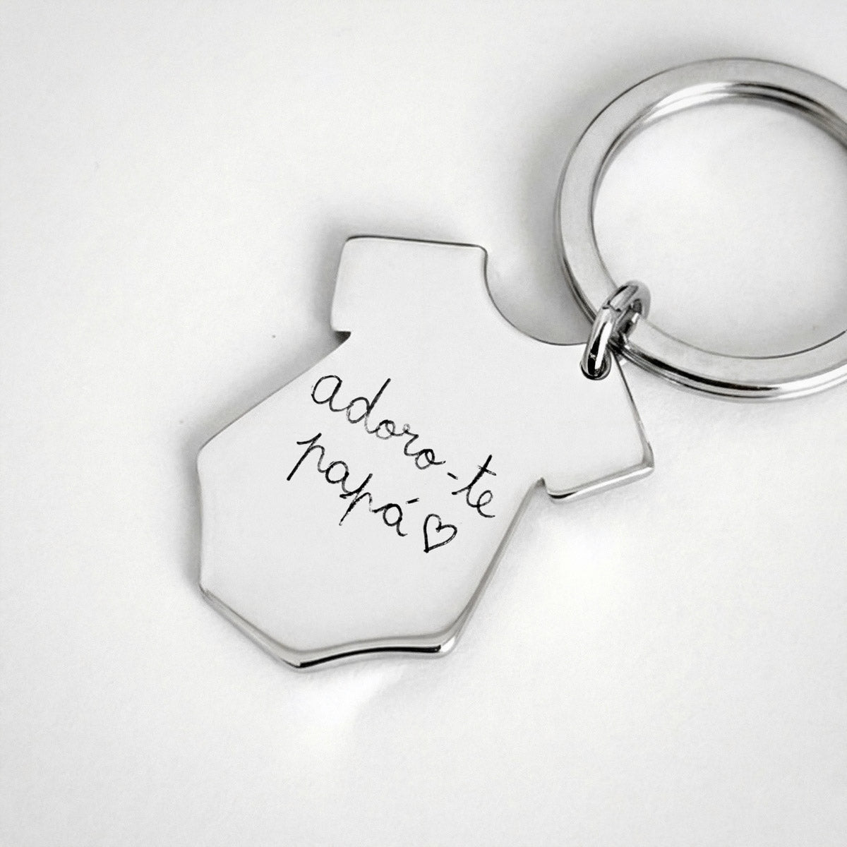 Porta chaves bebé prateado com gravação de texto manuscrito personalizada