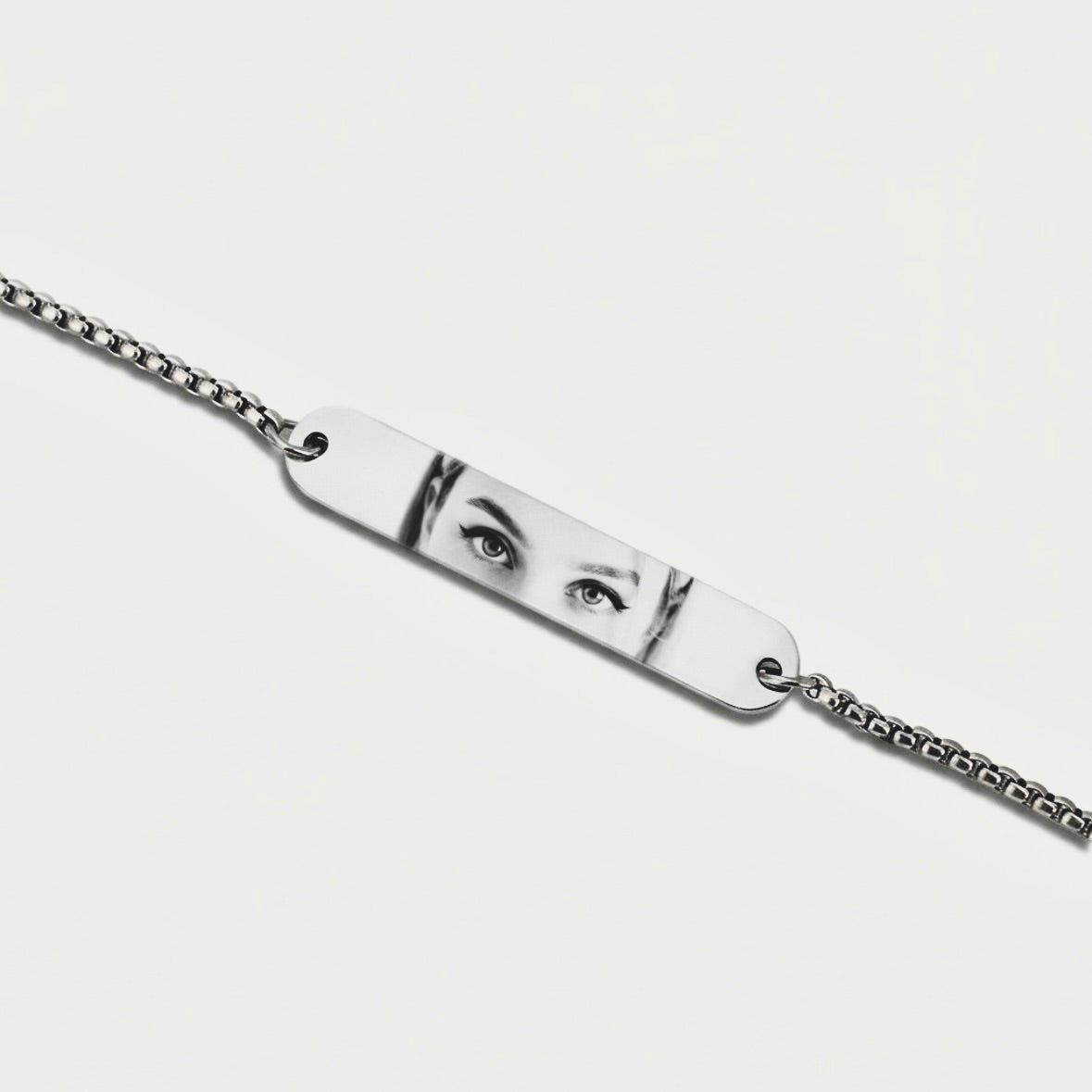 Pulseira barra prateada com gravação de fotografia do olhar personalizada