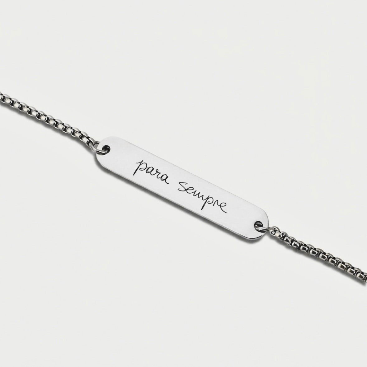 Pulseira barra prateada com gravação de texto manuscrito personalizada