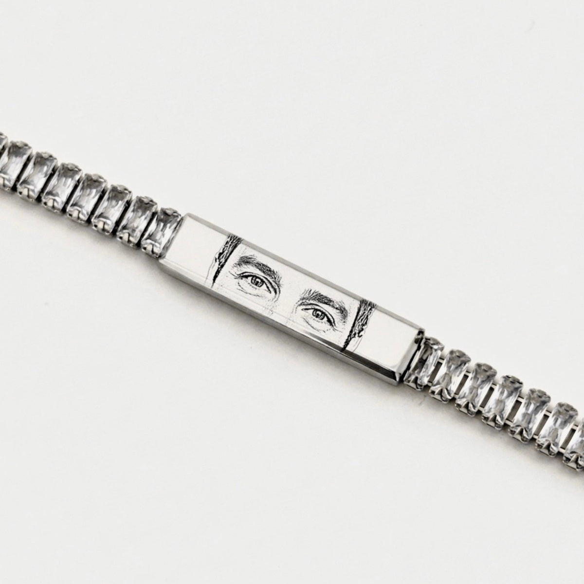 Pulseira brilhante prateada com gravação de fotografia do olhar em estilo desenho personalizada