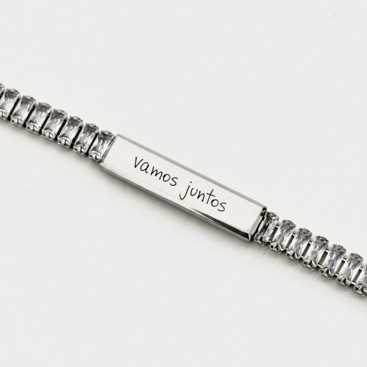 Pulseira brilhante prateada com gravação de texto manuscrito personalizada