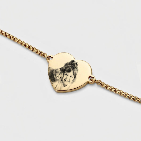 Pulseira coração dourada com gravação de fotografia personalizada