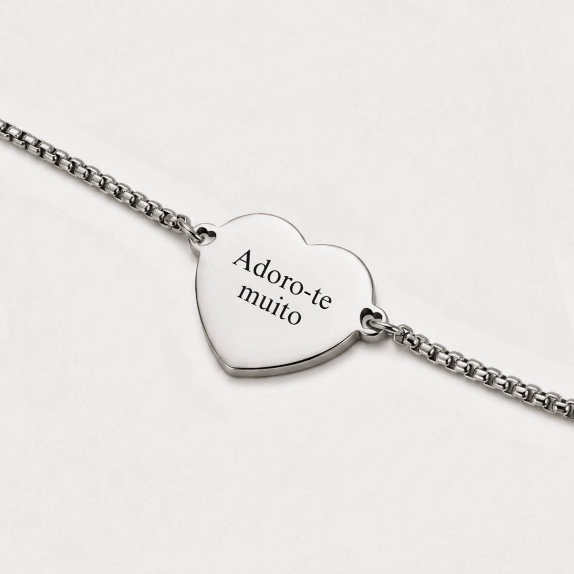 Pulseira coração prateada com gravação de texto personalizada