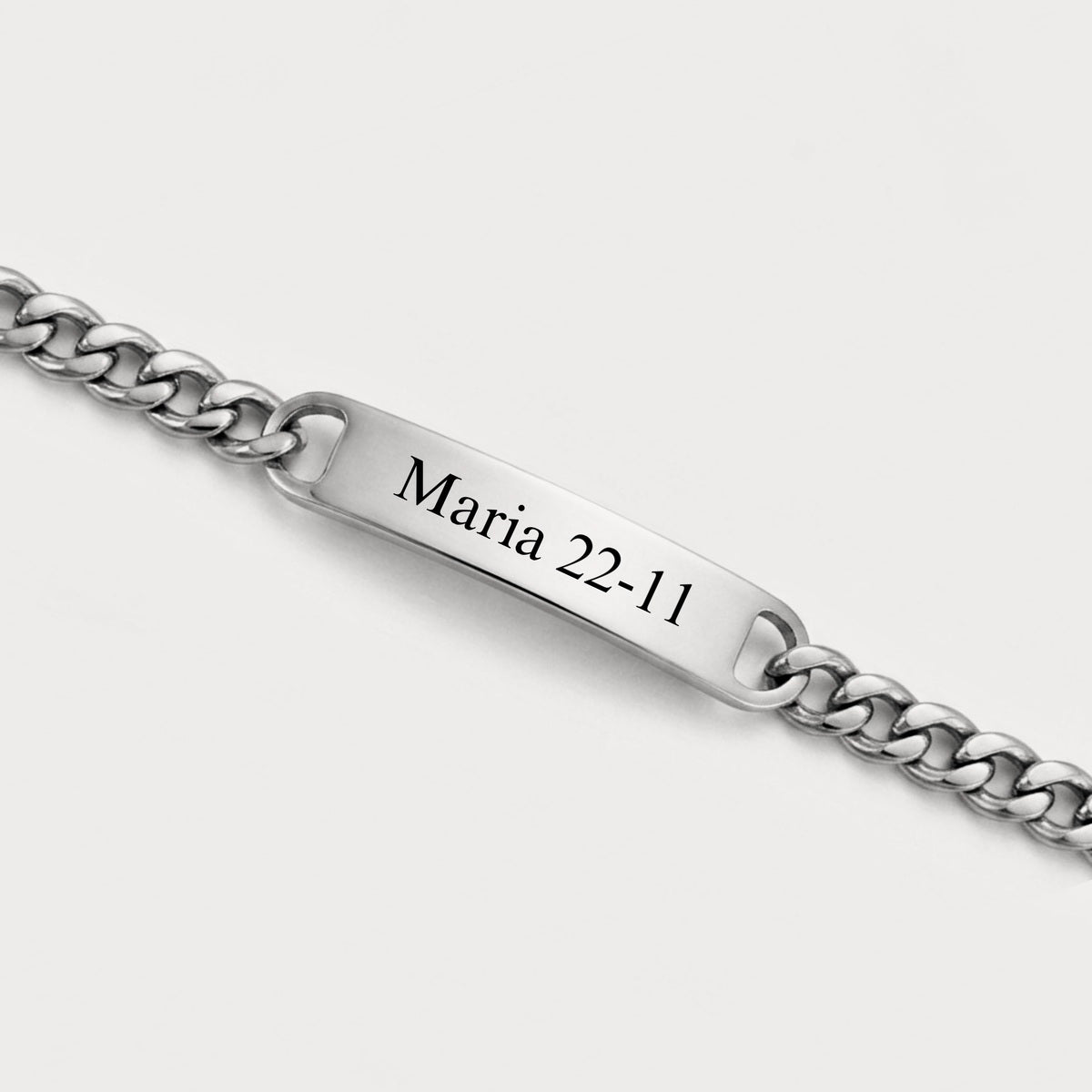 Pulseira cubana prateada com gravação de nome e data personalizada