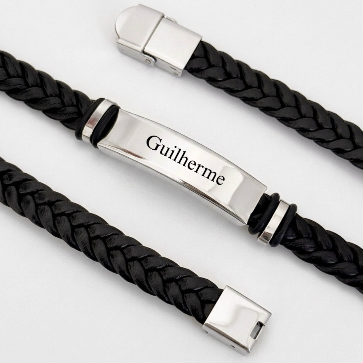 Pulseira estilo couro preta com nome personalizada