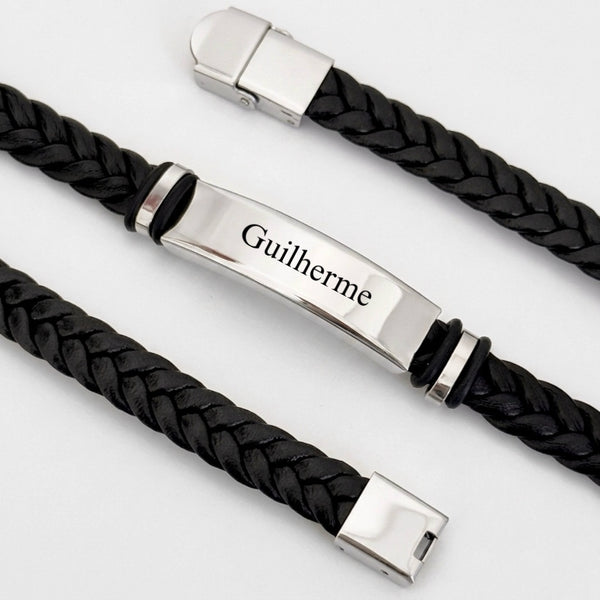 Pulseira estilo couro preta com nome personalizada