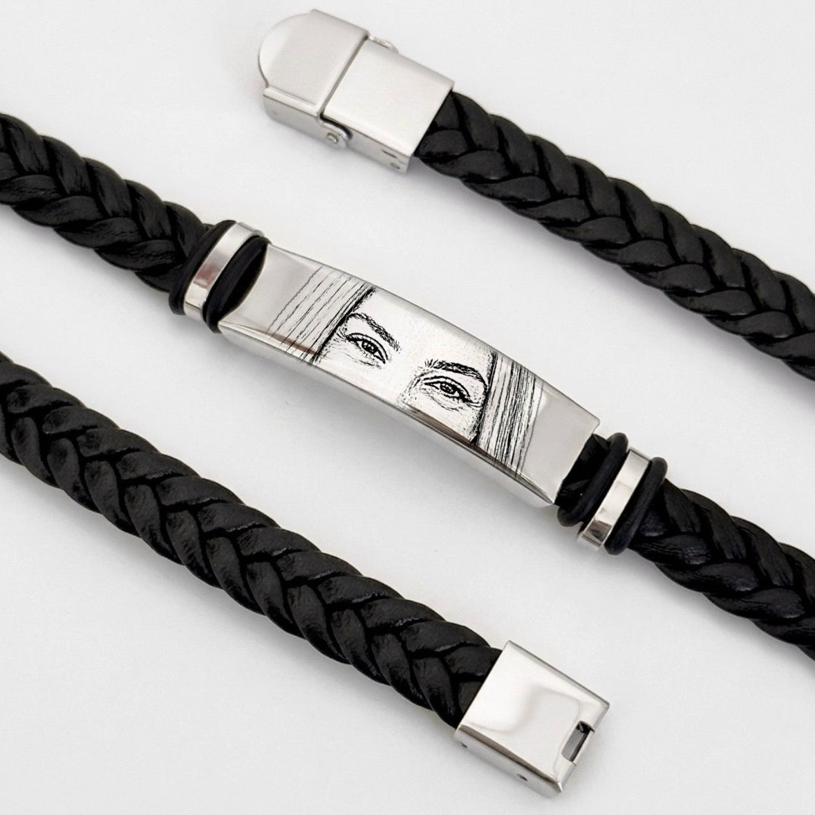 Pulseira estilo couro preta com olhar estilo desenho personalizado