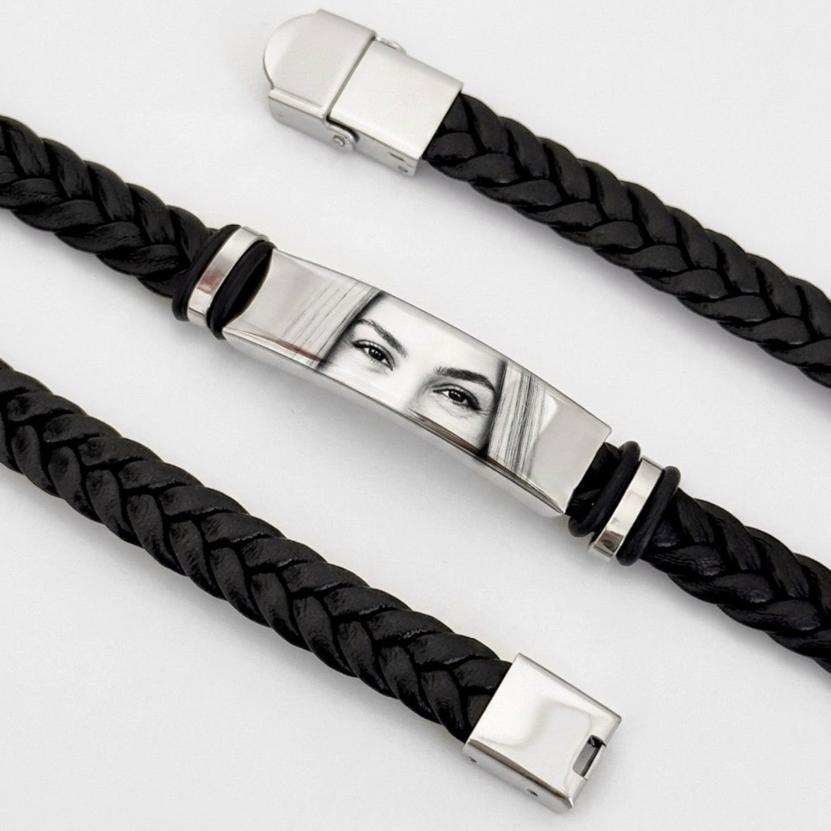 Pulseira estilo couro preta com olhar personalizado