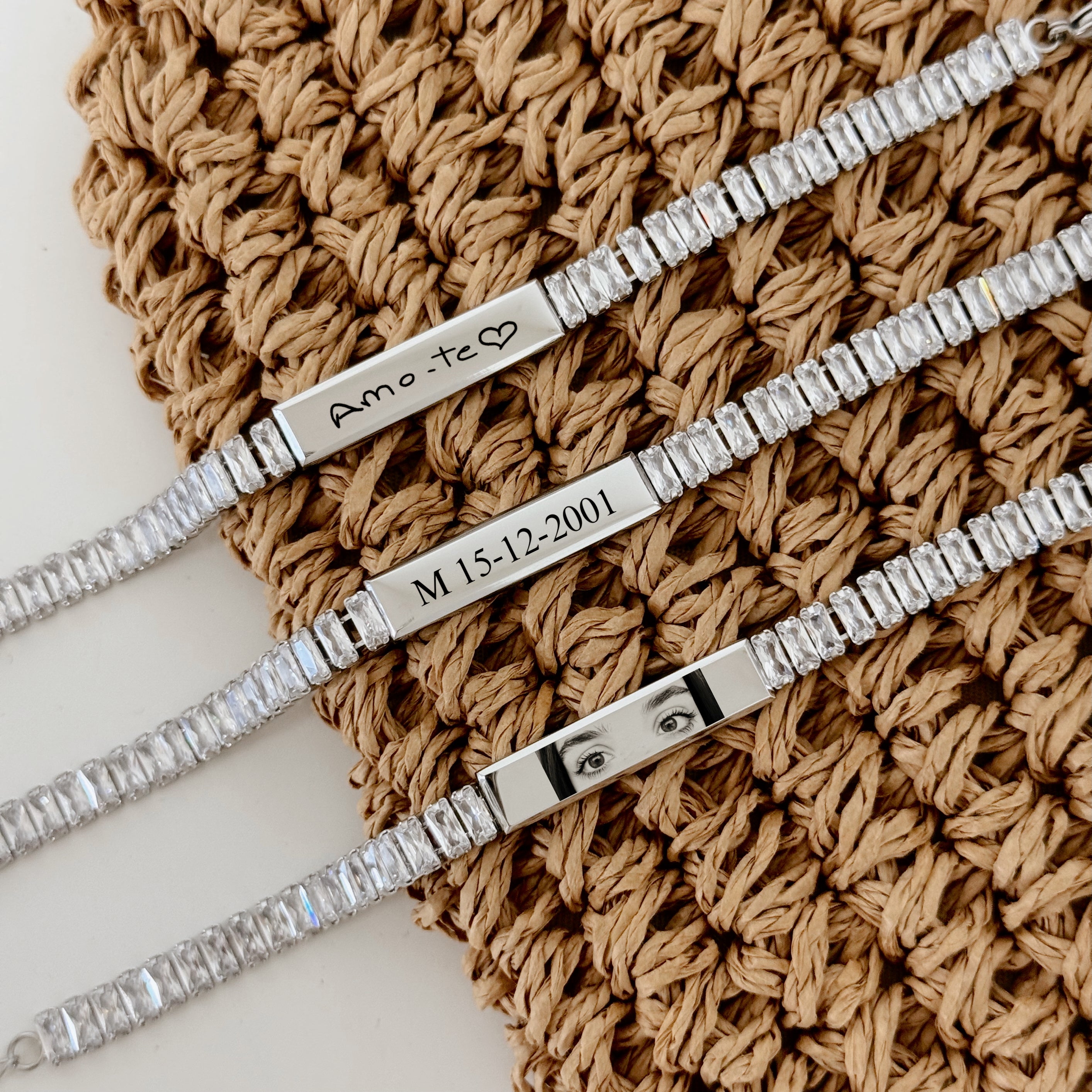 Pulseira brilhante prateada