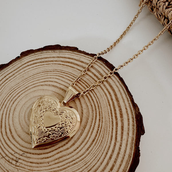 Relicário coração dourado